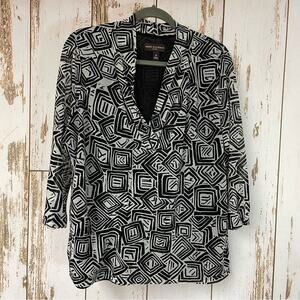 Dana Buchman Woman, Sheer Sleeve Blouse. Size1X. Excellent condition!